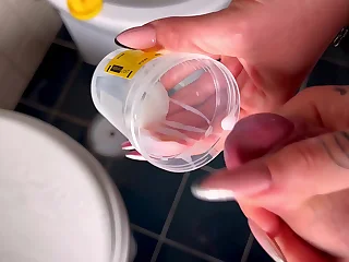 L’INFERMIERA ITALIANA mi sega mentre faccio L’ESAME DELLO SPERMA-POV
